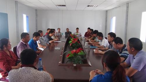 王裕明一行到水洛河工地對局鑫宏公司擬任干部進行民主測評