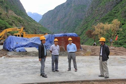 王裕明一行到水洛河博瓦電站項目部檢查指導工作