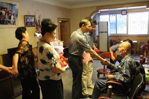 熊仿、高本祥一行看望慰問我局抗戰老兵