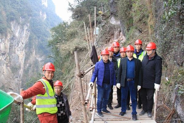 公司董事長代勇一行到“引大濟岷”金雞峽水庫壩址勘探平硐項目檢查指導工作