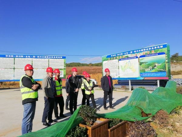 公司總經理袁斌一行到龍?zhí)另椖块_展督導工作