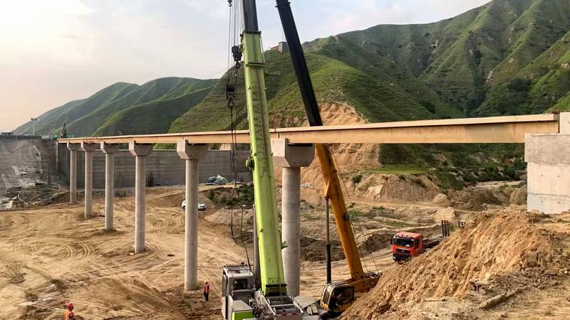 鹽邊縣高堰溝水庫小箐溝人行橋預制梁吊裝順利完工