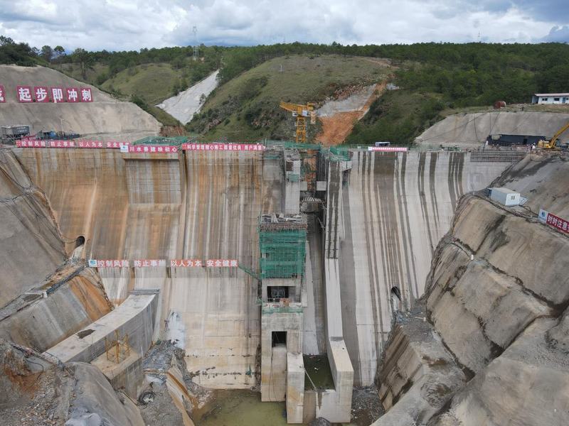 鹽源縣龍塘水庫大壩順利全線封頂