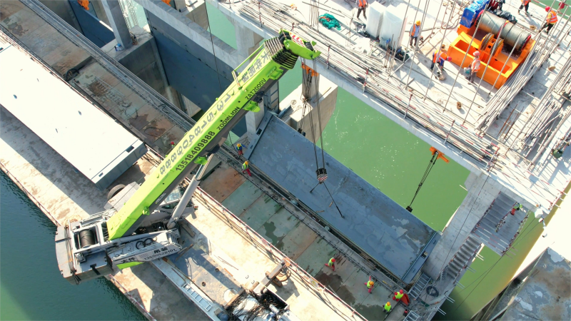 岷江虎渡溪航電樞紐工程閘門(mén)順利完成安裝