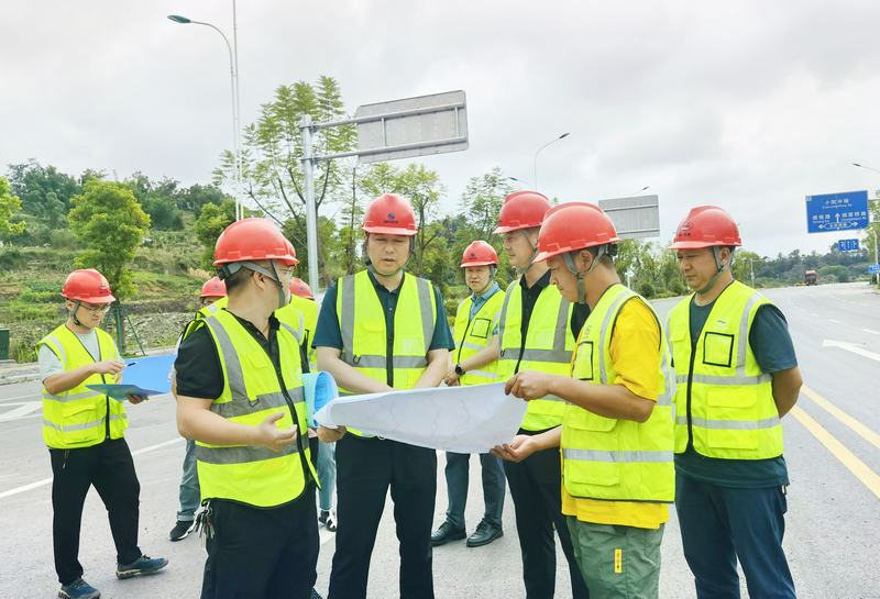 尹曉東蒞臨小井溝支渠工程施工現(xiàn)場(chǎng)開展調(diào)研工作