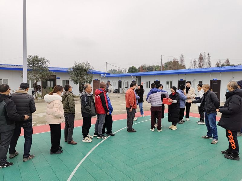 虎渡溪項目部開展元旦節(jié)職工慰問活動