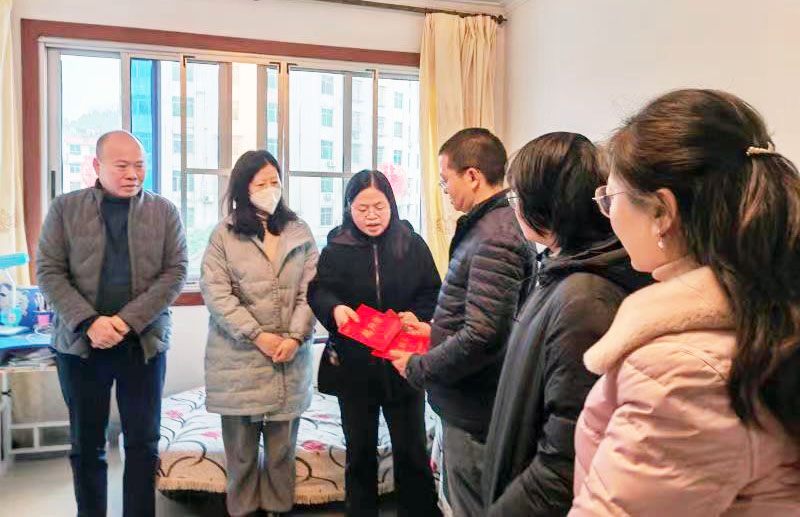 集團副總經理隆文非一行到建設公司慰問“一對一”幫扶困難職工暨開展安全檢查指導工作