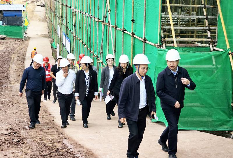 省都江堰水利發展中心黨委書記、主任朱澤華一行到公司承建的都江堰灌區第六標段調研