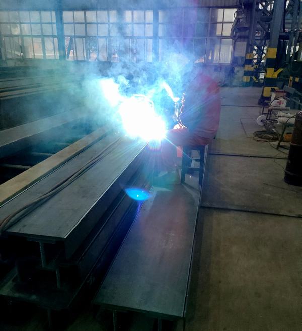 春節“不打烊”，紅旗堰灌區樞紐門葉埋件制作完成