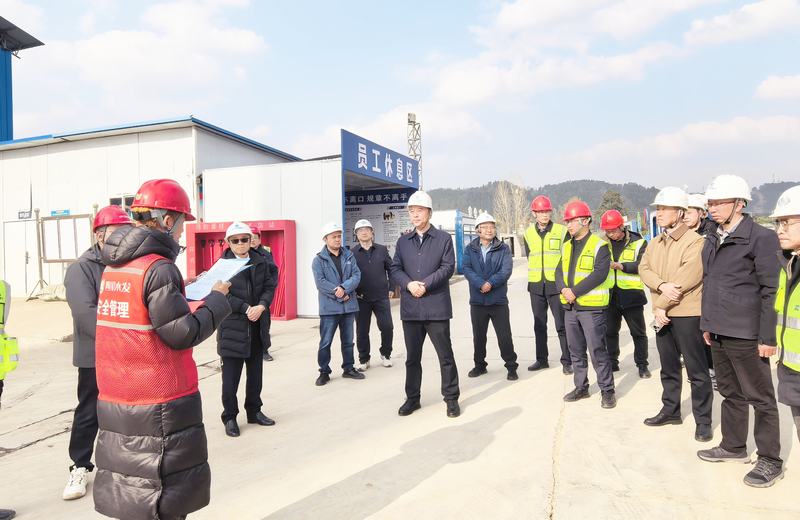 集團(tuán)領(lǐng)導(dǎo)尹曉東赴亭子口灌區(qū)一期工程項(xiàng)目慰問(wèn)一線(xiàn)職工并檢查指導(dǎo)工作